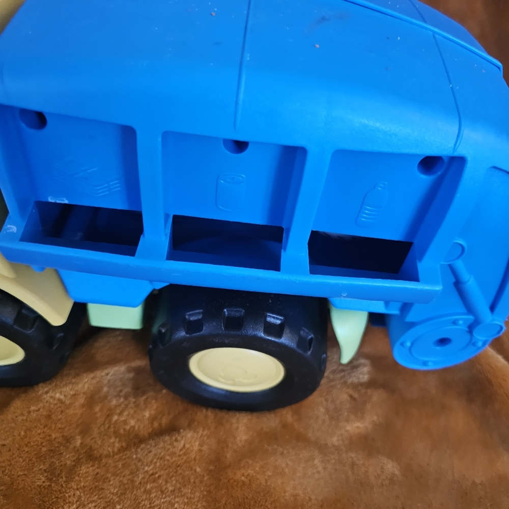Green toys mickey recycling truck - Picture 3 of 3